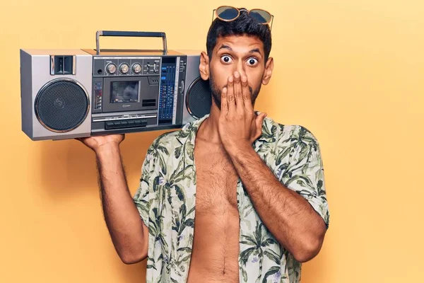 Mladý Latinský Muž Letní Košili Držící Boombox Zakrývající Ústa Rukou — Stock fotografie