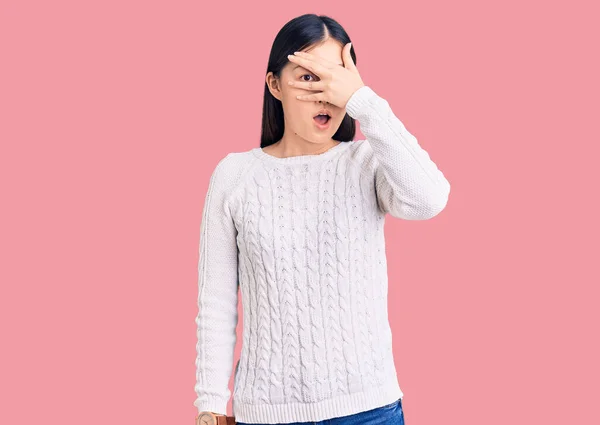 Joven Hermosa Mujer China Con Suéter Casual Asomándose Shock Cubriendo —  Fotos de Stock