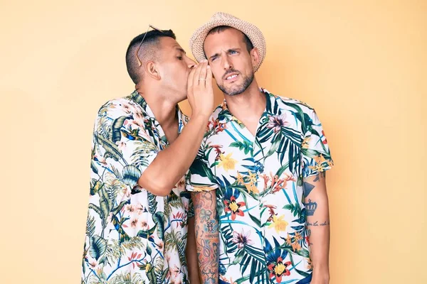 Молода Пара Двох Чоловіків Літньому Капелюсі Гавайська Сорочка Роті Розповідає — стокове фото