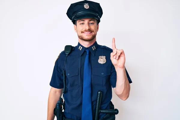 Ung Kaukasier Man Bär Polisuniform Visar Och Pekar Upp Med — Stockfoto