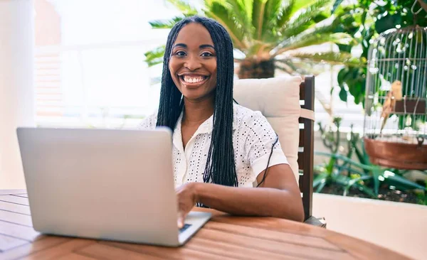 Молодая Африканская Американка Улыбается Счастливой Работе Ноутбуком Террасе — стоковое фото