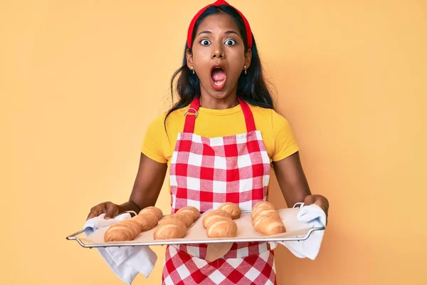 Ung Indian Flicka Bär Bagare Uniform Håller Hembakat Bröd Rädd — Stockfoto
