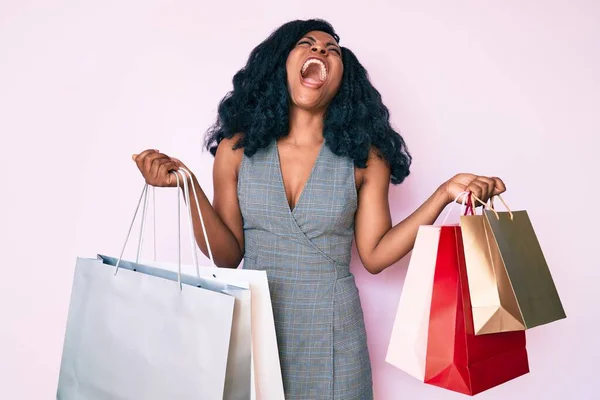 Junge Afrikanisch Amerikanische Frau Mit Einkaufstüten Wütend Und Wütend Schreiend — Stockfoto
