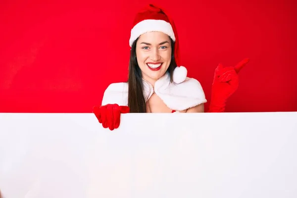 Junge Frau Weihnachtsmann Kostüm Mit Leerem Transparent Glücklich Lächelnd Mit — Stockfoto