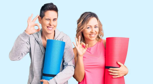 Paar Vrouwen Houden Yoga Mat Doen Teken Met Vingers Glimlachend — Stockfoto