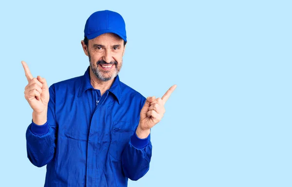 Homem Bonito Meia Idade Vestindo Uniforme Mecânico Sorrindo Confiante Apontando — Fotografia de Stock