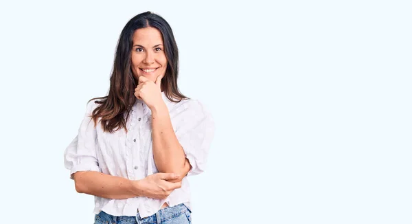 Jonge Mooie Brunette Vrouw Draagt Casual Shirt Kijken Zelfverzekerd Naar — Stockfoto