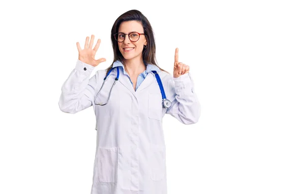 Młoda Piękna Kobieta Stetoskopie Okularach Pokazuje Wskazuje Palcami Numer Sześć — Zdjęcie stockowe