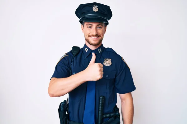 Ung Kaukasisk Man Klädd Polisuniform Gör Glada Tummen Upp Gest — Stockfoto