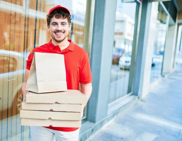 Fiatal Fehér Férfi Mosolyog Boldog Gazdaság Elvinni Pizza Karton Séta — Stock Fotó