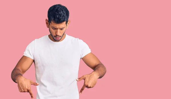 Mladý Latinský Muž Neformálním Oblečení Ukazuje Prstem Dolů Reklamou Překvapenou — Stock fotografie