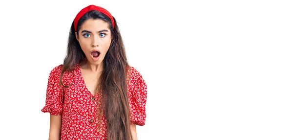 Brunette Teenager Girl Wearing Summer Dress Afraid Shocked Surprise Amazed — Stock Photo, Image