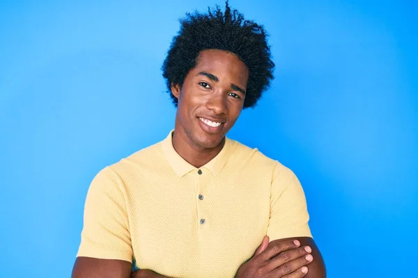 Schöner Afrikanisch Amerikanischer Mann Mit Afro Haaren Lässig Gekleidet Fröhlich — Stockfoto