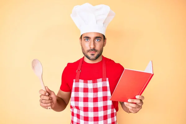 Mladý Hispánec Profesionální Pekařské Zástěře Který Četl Kuchařské Recepty Uvolnil — Stock fotografie