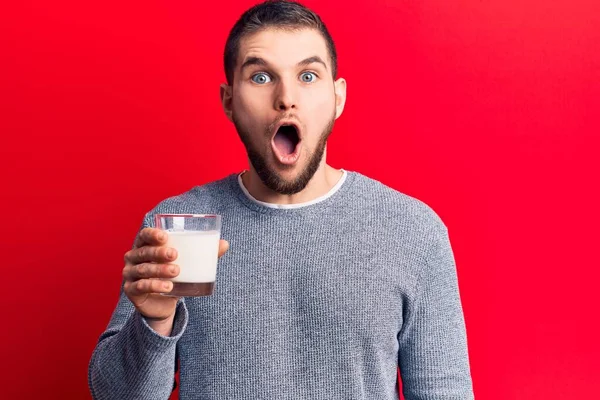 年轻英俊的男子喝了一杯牛奶 吓得满嘴诧异 满脸诧异 — 图库照片