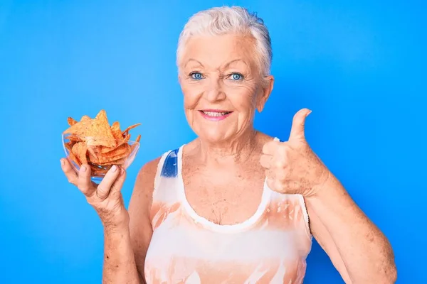 Senior Hermosa Mujer Con Ojos Azules Pelo Gris Sosteniendo Nachos —  Fotos de Stock