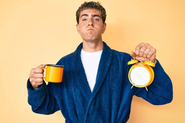 Junger Gutaussehender Mann Bademantel Mit Kaffeebecher Und Wecker Der Wangen — Stockfoto