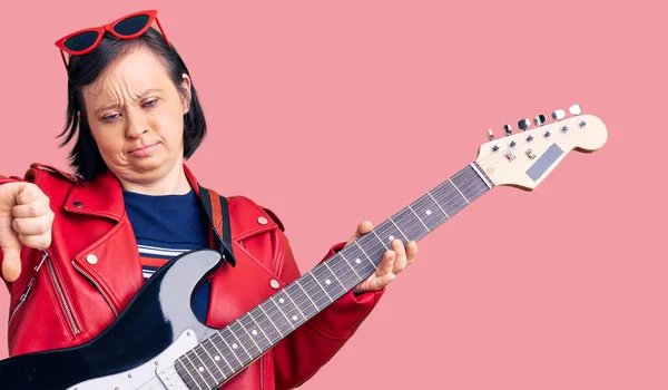 Femme Brune Avec Syndrome Duvet Jouant Guitare Électrique Avec Visage — Photo