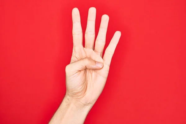 Mão Jovem Caucasiano Mostrando Dedos Sobre Fundo Vermelho Isolado Contando — Fotografia de Stock