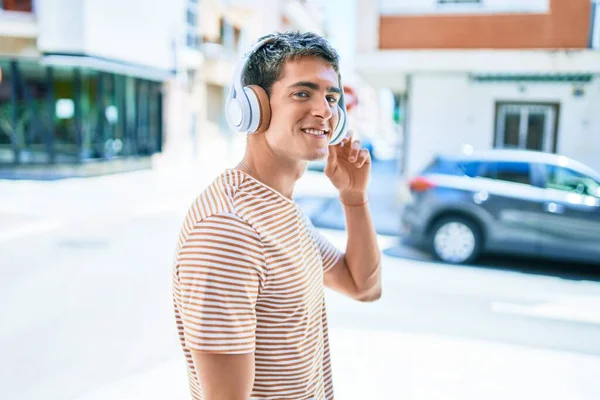 Jovem Caucasiano Bonito Sorrindo Feliz Ouvindo Música Usando Fones Ouvido — Fotografia de Stock