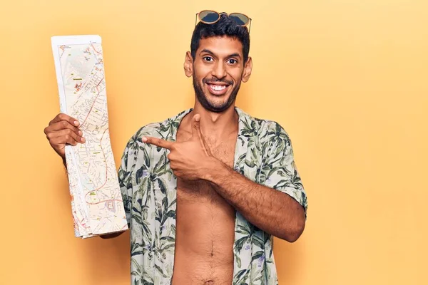 Mladý Latinský Muž Letní Košili Drží Mapu Města Úsměvem Šťastný — Stock fotografie