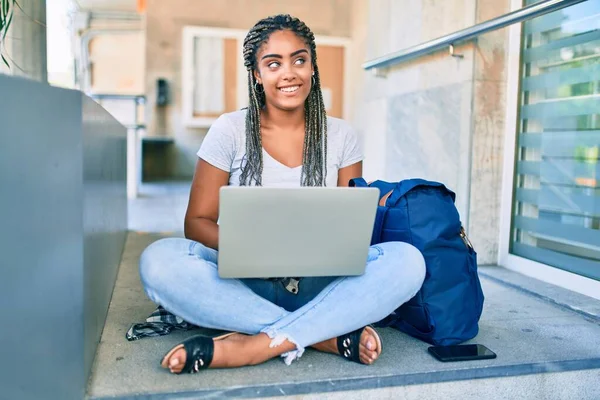 Young African American Student Woman Smiling Happy Using Computer Laptop — Stock Photo, Image