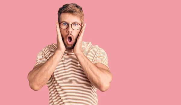 Young Caucasian Man Wearing Casual Clothes Glasses Afraid Shocked Surprise — Stock Photo, Image