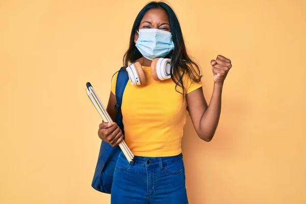 Νεαρή Ινδιάνα Που Φορούσε Ιατρική Μάσκα Κρατώντας Φοιτητική Τσάντα Και — Φωτογραφία Αρχείου