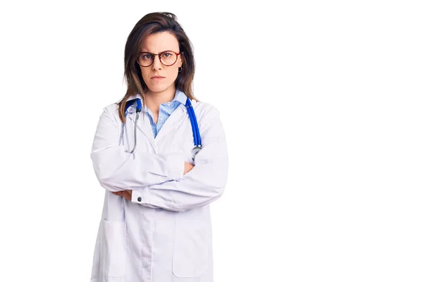 Mladá Krásná Žena Lékařském Stetoskopu Brýlích Skeptický Nervózní Nesouhlasný Výraz — Stock fotografie