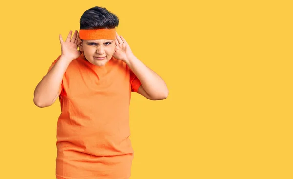 Chlapec Sportovním Oblečení Který Snaží Slyšet Obě Ruce Uchu Zvědavý — Stock fotografie