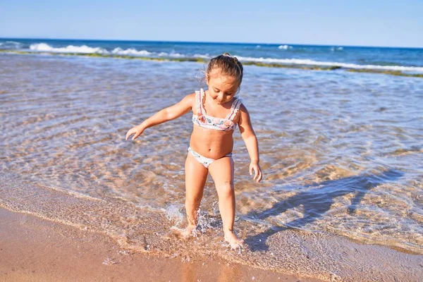 Schattig Blond Kind Met Een Glimlachende Bikini Staande Met Een — Stockfoto