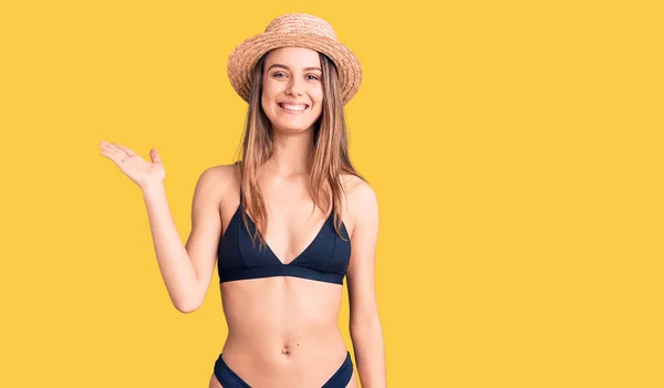 Ung Vacker Flicka Klädd Bikini Och Hatt Leende Glad Presentera — Stockfoto