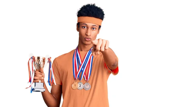 Jovem Afro Americano Segurando Troféu Campeão Usando Medalhas Apontando Com — Fotografia de Stock