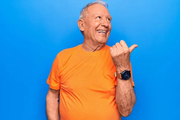 Senior Knappe Grijs Harige Man Draagt Casual Shirt Staan Blauwe — Stockfoto