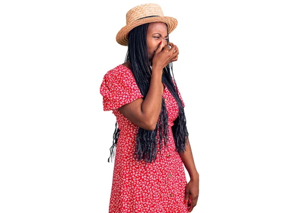 Młoda Afroamerykanka Letniej Czapce Pachnie Czymś Śmierdzącym Obrzydliwym Nie Zniesienia — Zdjęcie stockowe
