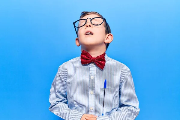 Schattig Blond Kind Draagt Nerd Strikje Bril Met Hand Maag — Stockfoto