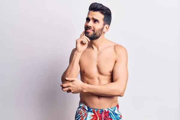 Joven Hombre Guapo Con Barba Sin Camisa Usando Traje Baño — Foto de Stock