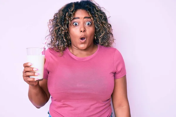 Jong Afrikaans Amerikaans Size Vrouw Drinken Glas Melk Bang Verbaasd — Stockfoto