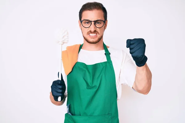 Jovem Homem Bonito Vestindo Avental Segurando Escova Vaso Sanitário Irritado — Fotografia de Stock