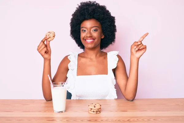 Jong Afrikaans Amerikaans Vrouw Drinken Glas Melk Houden Koekje Glimlachen — Stockfoto