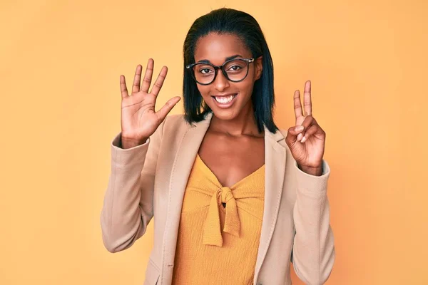 Jovem Afro Americana Vestindo Roupas Negócios Mostrando Apontando Para Cima — Fotografia de Stock