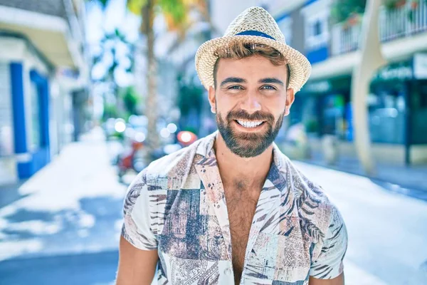 Joven Hombre Hispano Vacaciones Sonriendo Feliz Caminando Calle Ciudad — Foto de Stock