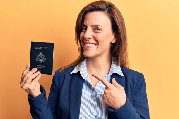 Joven Hermosa Mujer Sosteniendo Estados Unidos Pasaporte Sonriendo Feliz Señalando — Foto de Stock