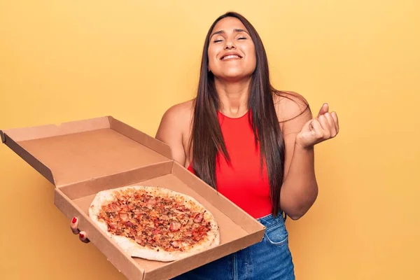 Joven Hermosa Morena Sosteniendo Caja Entrega Con Pizza Italiana Gritando — Foto de Stock