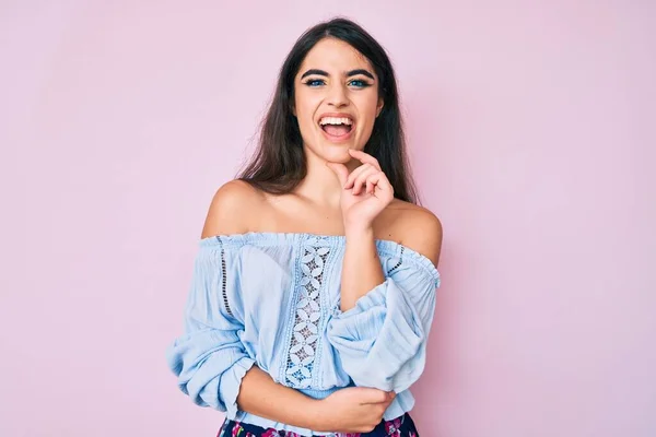 Gadis Brunette Remaja Mengenakan Pakaian Santai Tersenyum Tampak Percaya Diri — Stok Foto