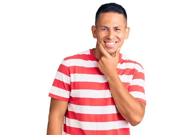 Mladý Pohledný Latinskoamerický Muž Neformálním Oblečení Sebevědomě Usmívající Kamery Zkříženýma — Stock fotografie