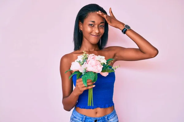 Junge Afroamerikanerin Hält Gestresste Und Frustrierte Blumen Der Hand Überrascht — Stockfoto