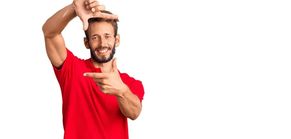 Bonito Loiro Com Barba Vestindo Roupas Casuais Sorrindo Fazendo Moldura — Fotografia de Stock