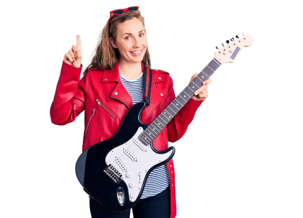 Elektro Gitar Çalan Genç Güzel Sarışın Bir Kadın Bir Fikre — Stok fotoğraf