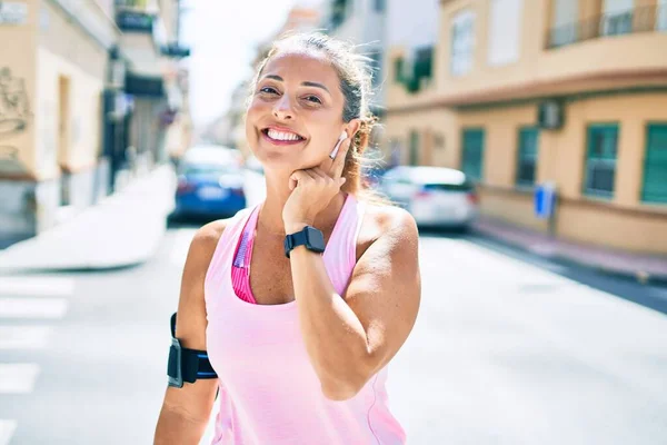 Middelbare Leeftijd Sportvrouw Glimlachen Gelukkige Training Het Gebruik Van Oortelefoons — Stockfoto